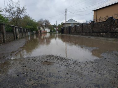 Doğal afetler. Caddeyi su basmıştı. Şiddetli yağmurlar. Ceset yok.