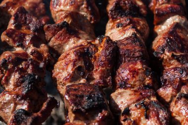 Et şişte bir şişte pişiyor. Şiş arka plan ve doku. Derili lezzetli et.