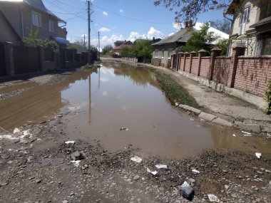 Doğal afetler. Caddeyi su basmıştı. Şiddetli yağmurlar. Ceset yok.