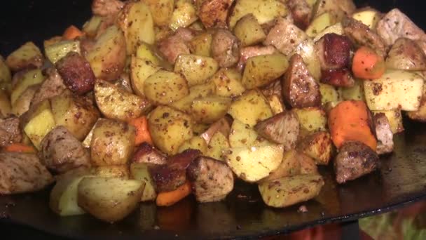 Maso s bramborami a zeleninou se smaží na ohni