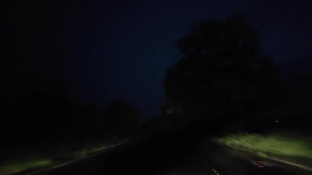 雨の夜にビデオを運転する — ストック動画