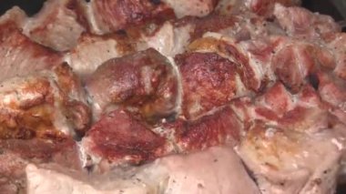 Şiş bir şişte döndürülmüş. Altın şişler pişti. Mutfak geçmişi. Lezzetli bir kızarmış et. Kapat.