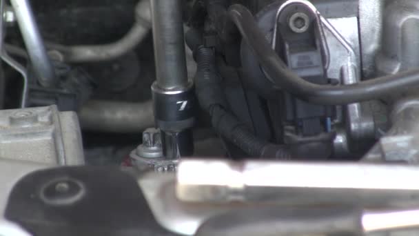 Μηχανικός Σφίγγει Τις Βίδες Στο Αυτοκίνητο Επισκευή Αυτοκινήτου Σφίξιμο Των — Αρχείο Βίντεο