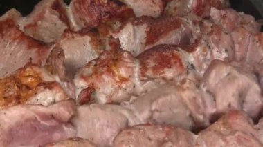 Şiş bir şişte döndürülmüş. Altın şişler pişti. Mutfak geçmişi. Lezzetli bir kızarmış et. Yakın plan.