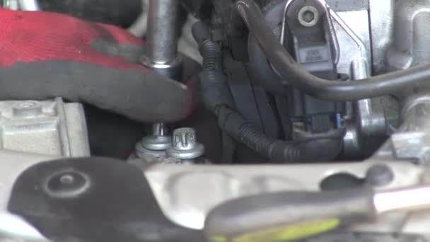 Mécanicien Serre Les Boulons Dans Voiture Réparation Automobile Serrage Des — Video