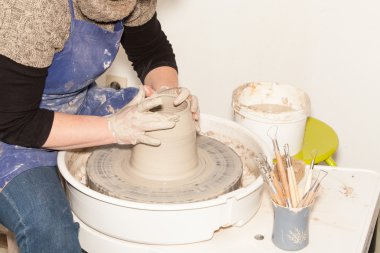 Bayan Potter toprak bir kavanoz oluşturma 