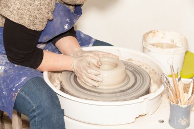 Bayan Potter toprak bir kavanoz oluşturma 