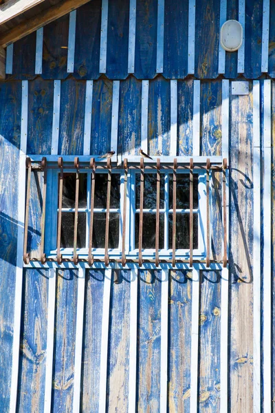 Typique colorido casa de madeira — Fotografia de Stock