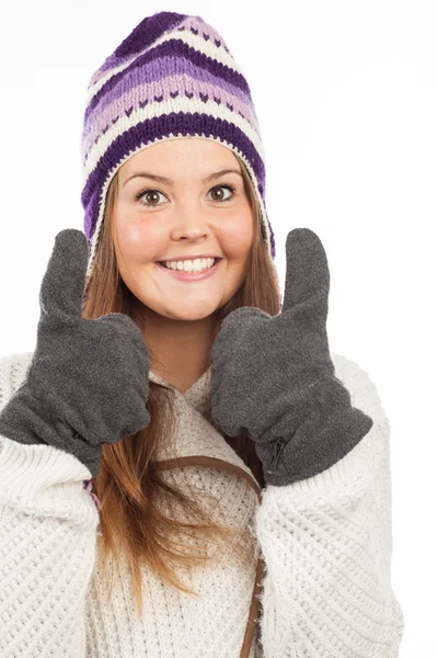 Donna con guanti e berretto in maglia — Foto Stock