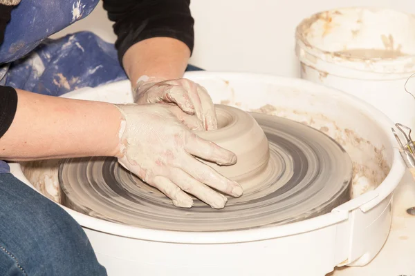 Vrouwelijke Potter een aarden pot maken — Stockfoto