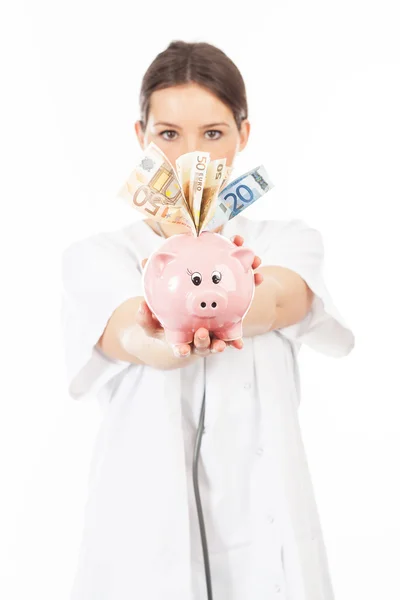 Een vrouw toont een piggy bank — Stockfoto