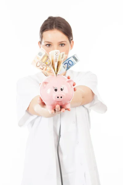 Een vrouw toont een piggy bank — Stockfoto