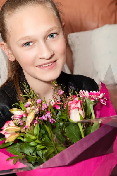 Happy girl with a bouquet — Stock Photo, Image