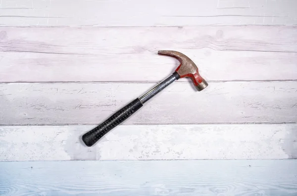 Hamer Scheurt Spijkers Tegen Een Achtergrond Van Oude Planken Bovenaanzicht — Stockfoto