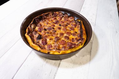 Fransa 'da eski usul evde yapılan iştah açıcı vişneli pasta..