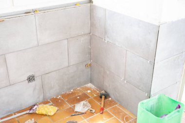 seramik fayans kurulum alanı araçları ile