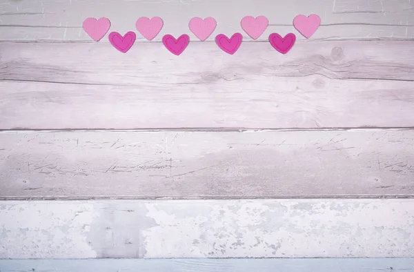 Roze Vilten Harten Een Achtergrond Van Oude Houten Planken Die — Stockfoto