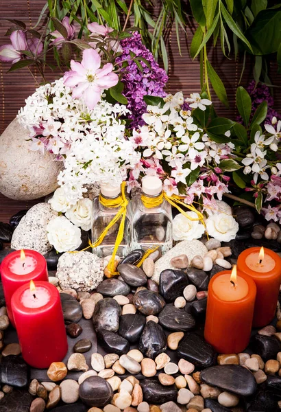 Aromaterapie Lázně Kosmetika Wellness Zázemí Masážními Kameny Květinami Hořícími Svíčkami — Stock fotografie