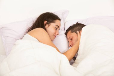 Yatakta birbirine aşık genç bir çiftin portresi