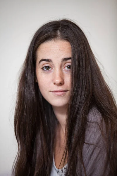 Retrato Uma Jovem Doce Mulher Natural Sem Maquiagem Com Cabelos — Fotografia de Stock