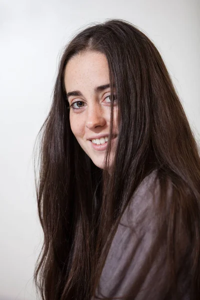 Porträtt Ung Och Söt Naturlig Kvinna Utan Makeup Med Långt — Stockfoto