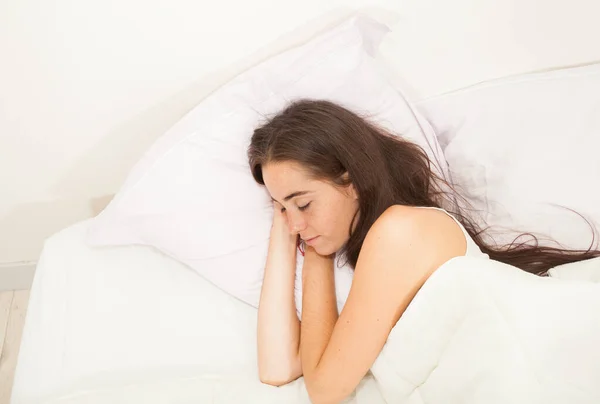 Portrait Young Attractive Woman Long Hair Sleeping Her Bed — Stock Photo, Image