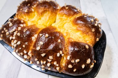 Fırından yeni çıkmış tereyağlı, altın ve çıtır şekerli Brioche.