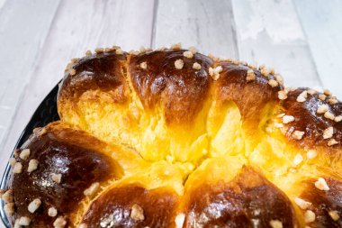 Fırından yeni çıkmış tereyağlı, altın ve çıtır şekerli Brioche.