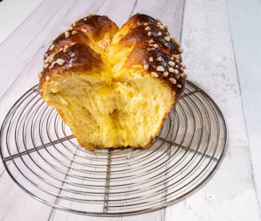 Fırından yeni çıkmış tereyağlı, altın ve çıtır şekerli Brioche.