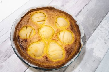 Fransa 'da eski usul evde yapılan armutlu turta.