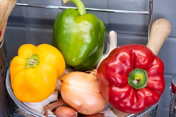 Mutfaktaki Küçük Sepet Sarımsak Soğan Arpacık Soğanı Kırmızı Sarı Yeşil — Stok fotoğraf