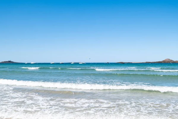 Stor Sandstrand Staden Sables Les Pins Bretagne Vid Lågvatten Sommaren — Stockfoto