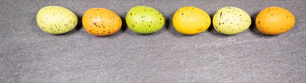 Gri Granit Arka Planda Her Renk Boyutta Paskalya Yumurtası Karışımı — Stok fotoğraf
