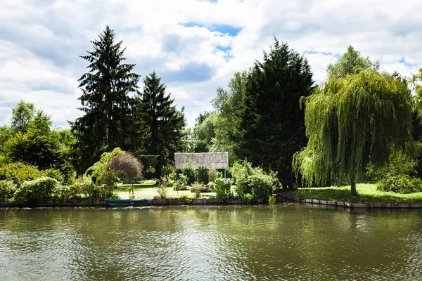 Casa Escondida Vegetación Árboles Flores Borde Canal Verano — Foto de Stock