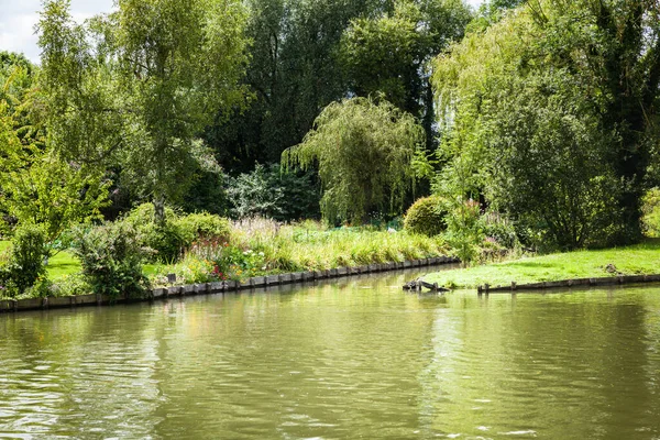 運河の間の春に浮かぶすべての色の花園フランスのアミアンのHortilonages — ストック写真