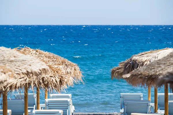 Strand Mit Sonnenschirmen Und Liegestühlen Auf Santorin — Stockfoto