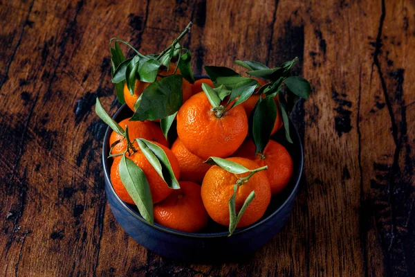 Clementinas Com Folhas Prato Cerâmica Azul Uma Mesa Madeira Velha — Fotografia de Stock