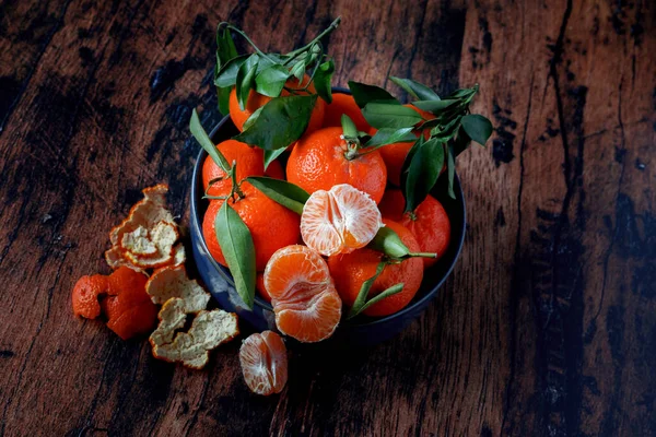 Clementine Con Foglie Piatto Ceramica Blu Vecchio Tavolo Legno — Foto Stock