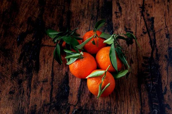 Clementines Met Bladeren Een Blauwe Keramische Schaal Een Oude Houten — Stockfoto