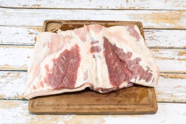 Kalınlığında taze domuz göbeği olan bir porchetta hazırlıyorum.