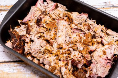 Bir parça domuz eti ovuldu ve barbeküde pişirildi..