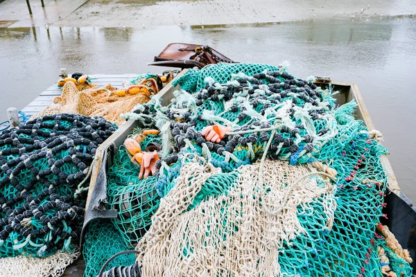 Mavi Balıkçı Ağıyla Bir Dubanın Üzerinde Ipleri Sabah Donuyla Kaplı — Stok fotoğraf