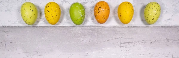Зеленые Оранжевые Желтые Пасхальные Яйца Фоне Старых Деревянных Досок Напоминающих — стоковое фото