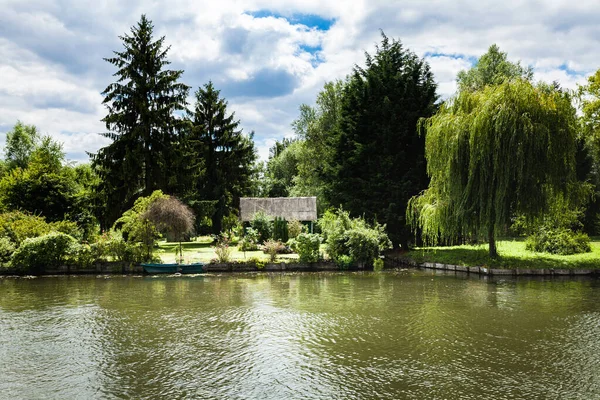 Maison Cachée Dans Végétation Des Arbres Des Fleurs Bord Canal — Photo