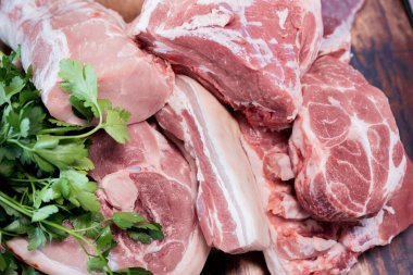 Tahta kesme tahtasında bir sürü taze domuz eti var.