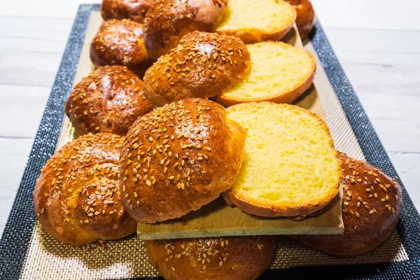 Frisch Gebackene Brötchen Geschnitten Pulled Pork Hamburger Machen — Stockfoto