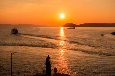 Adriyatik Denizi üzerinde gün batımı ve tekneleri Hırvatistan 'ın Split limanının girişinde yansımalarla oynuyor.