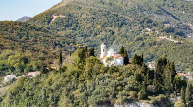 Dünyanın en güzel koylarından biri olan Karadağ 'daki dağlarla çevrili Kotor Körfezi' nin denizden görünüşü.