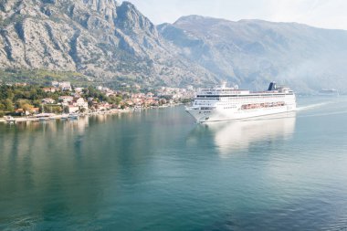 KOTOR, Karadağ - 31 Ekim 2013: Karadağ 'ın muhteşem Kotor Körfezi' ndeki MSC Cruises şirketinin görkemli Armonia yolcu gemisi.