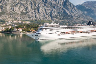 KOTOR, Karadağ - 31 Ekim 2013: Karadağ 'ın muhteşem Kotor Körfezi' ndeki MSC Cruises şirketinin görkemli Armonia yolcu gemisi.